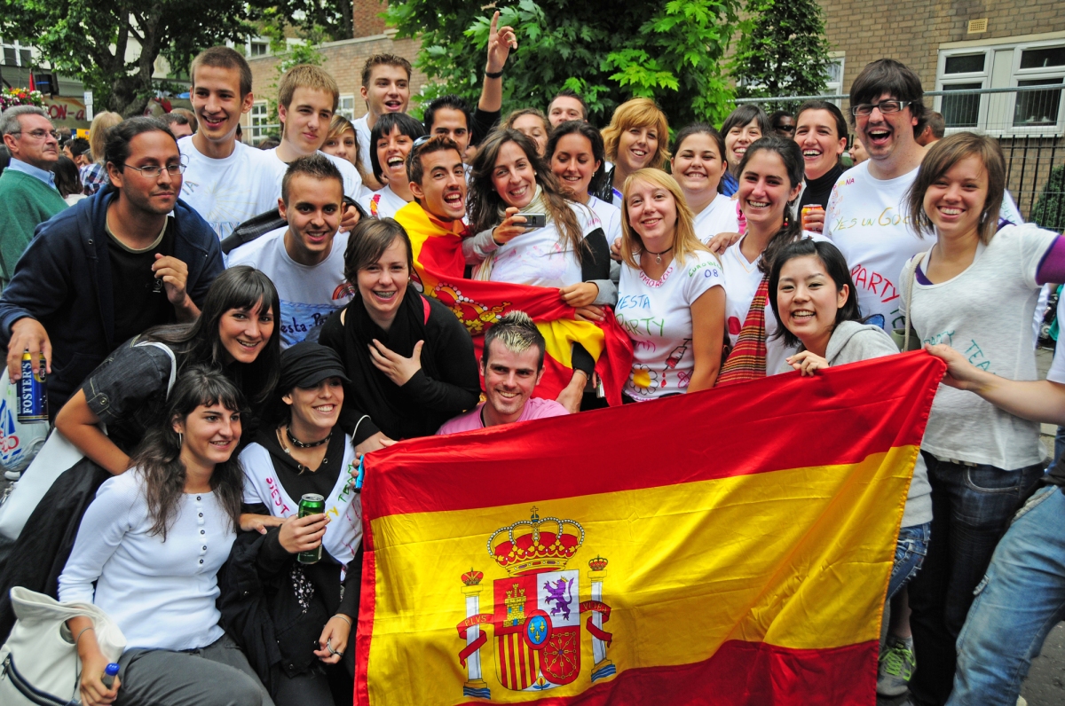 Resultat d'imatges de un grupo de españoles hablando muy contentos en castelano