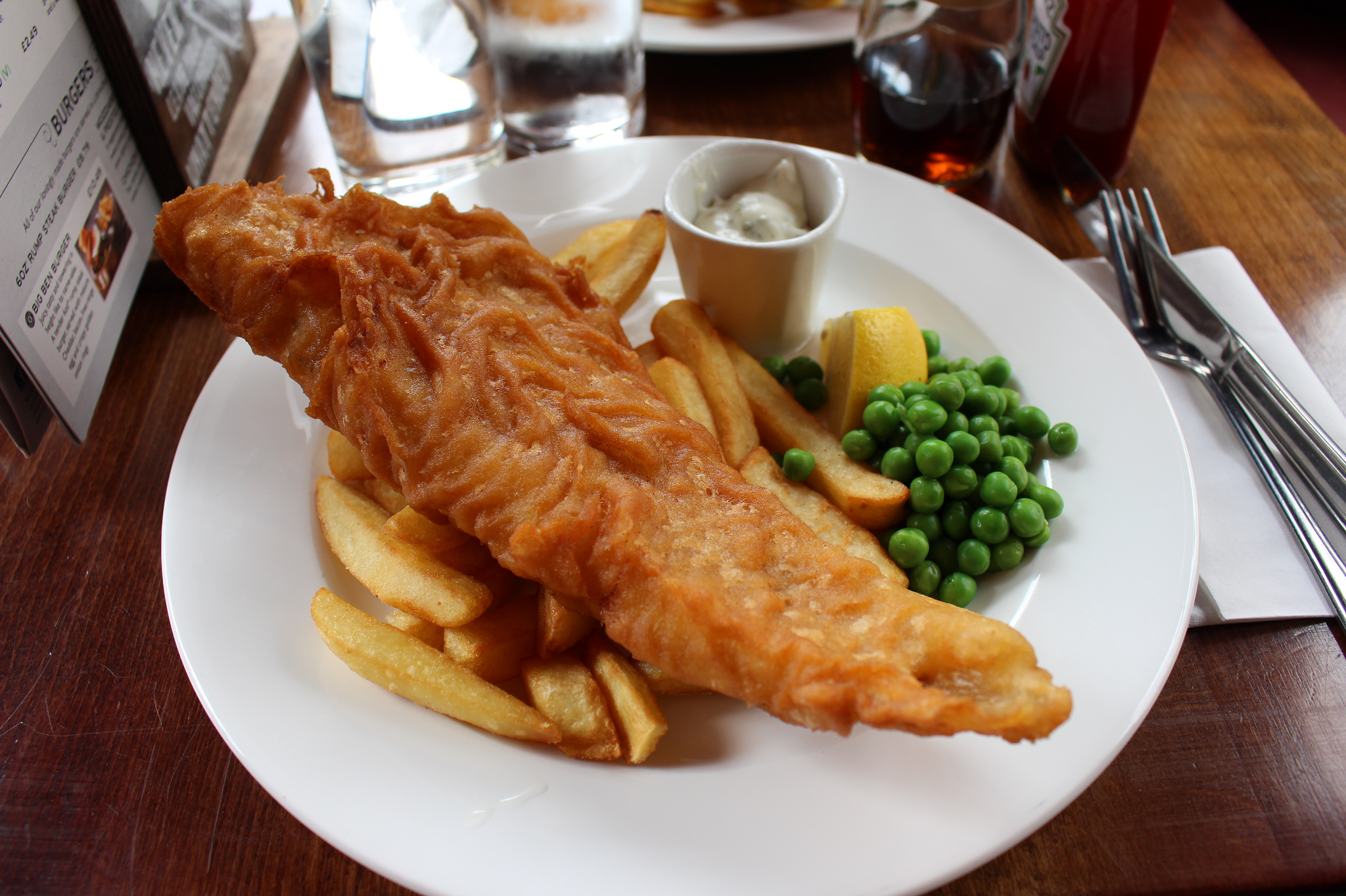 Рыба в британии. Великобритания Fish Chips. Фиш энд чипс в Англии. Fish and Chips в новой Зеландии.